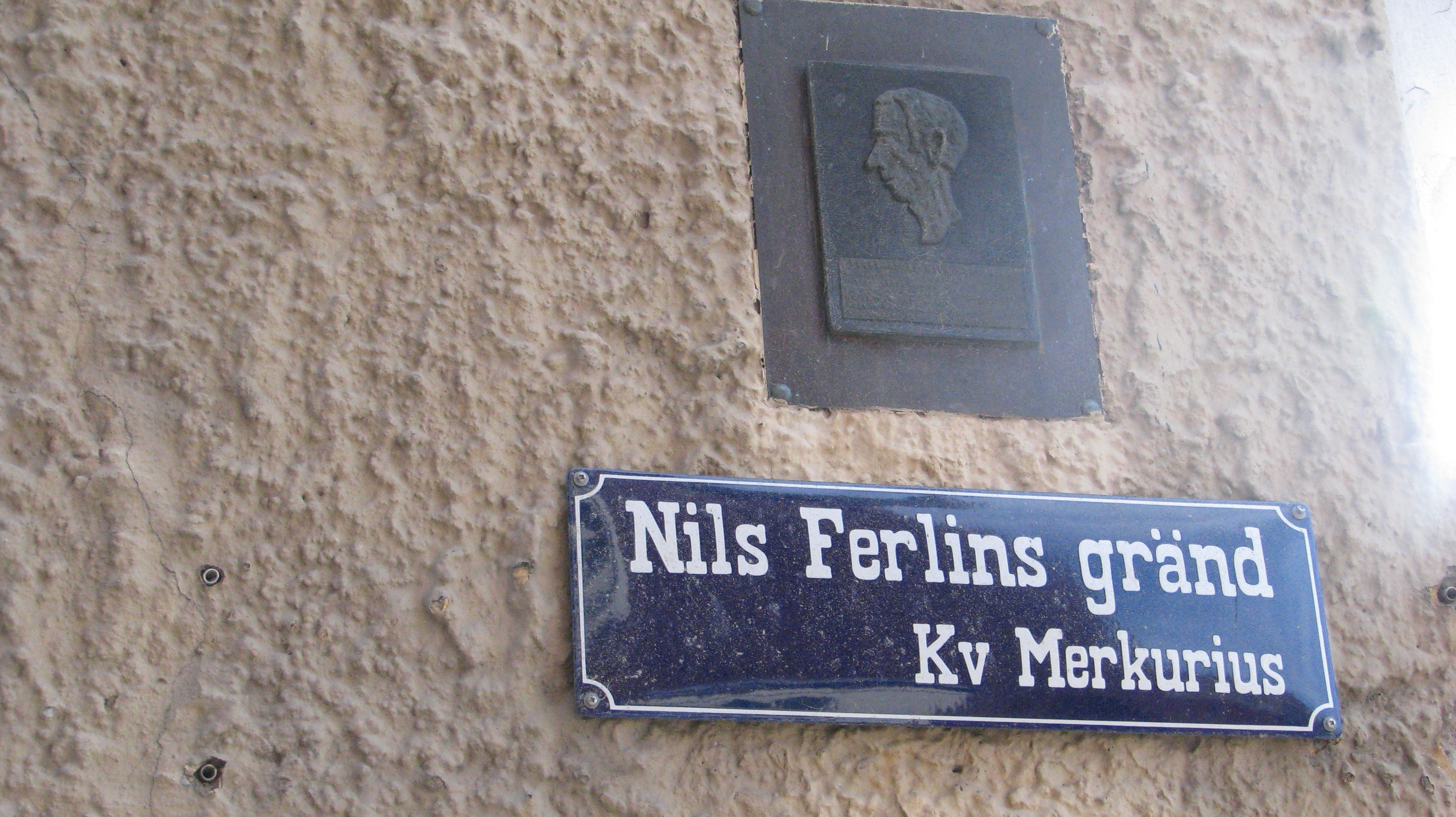Nils Ferlin har sin egen gränd intill Norrtäljeån.
