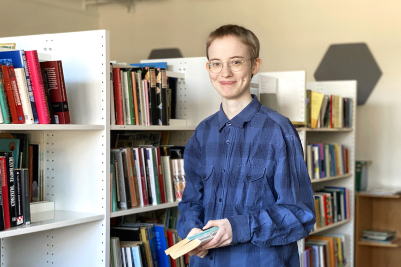 Skolbibliotekarie Elsa Toll i Wigulfsskolans bibliotek.