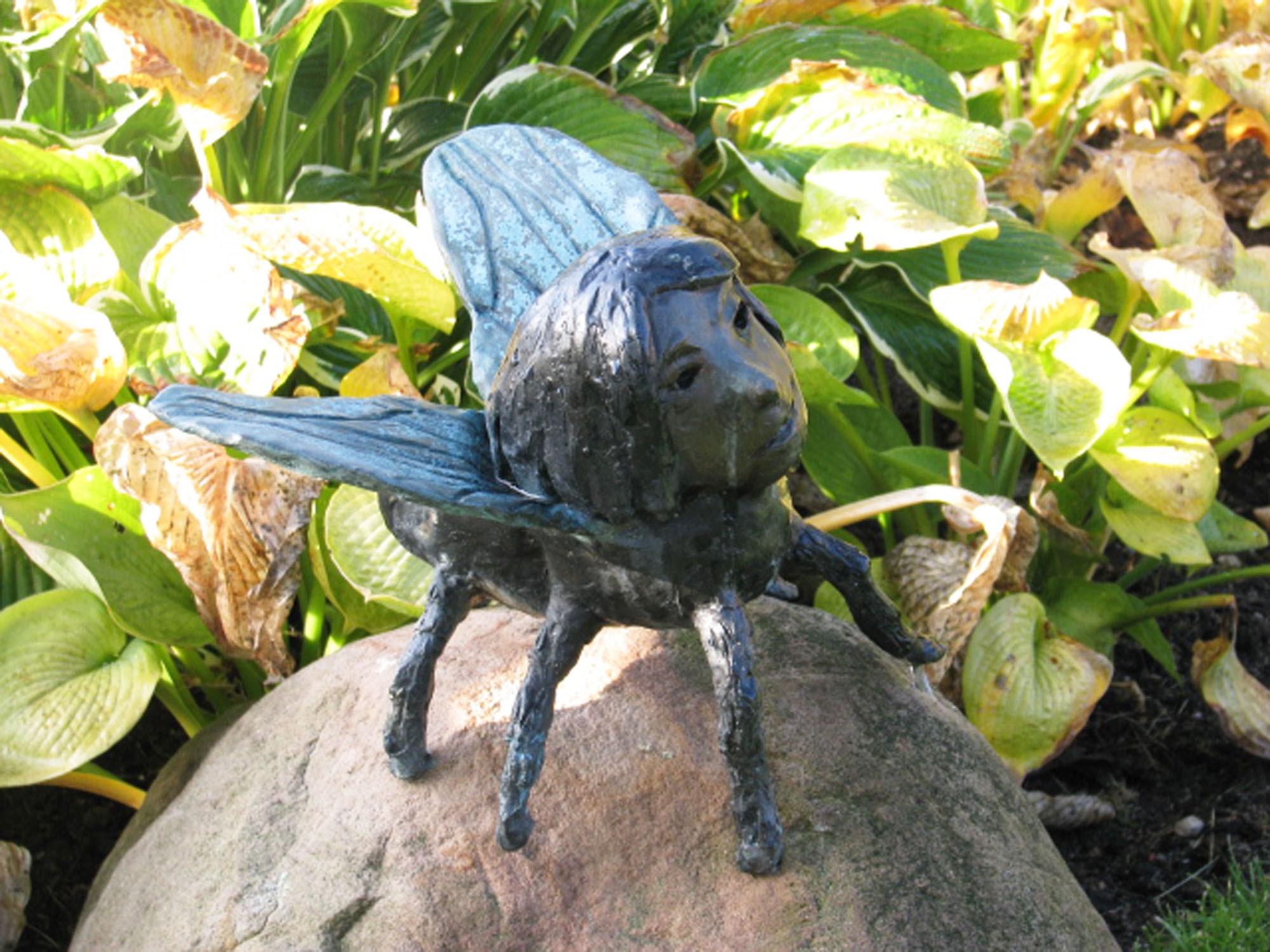 Den lilla skulpturen "Flyg Fula fluga flyg" ur skulpturgruppen "Flickan som försvann".