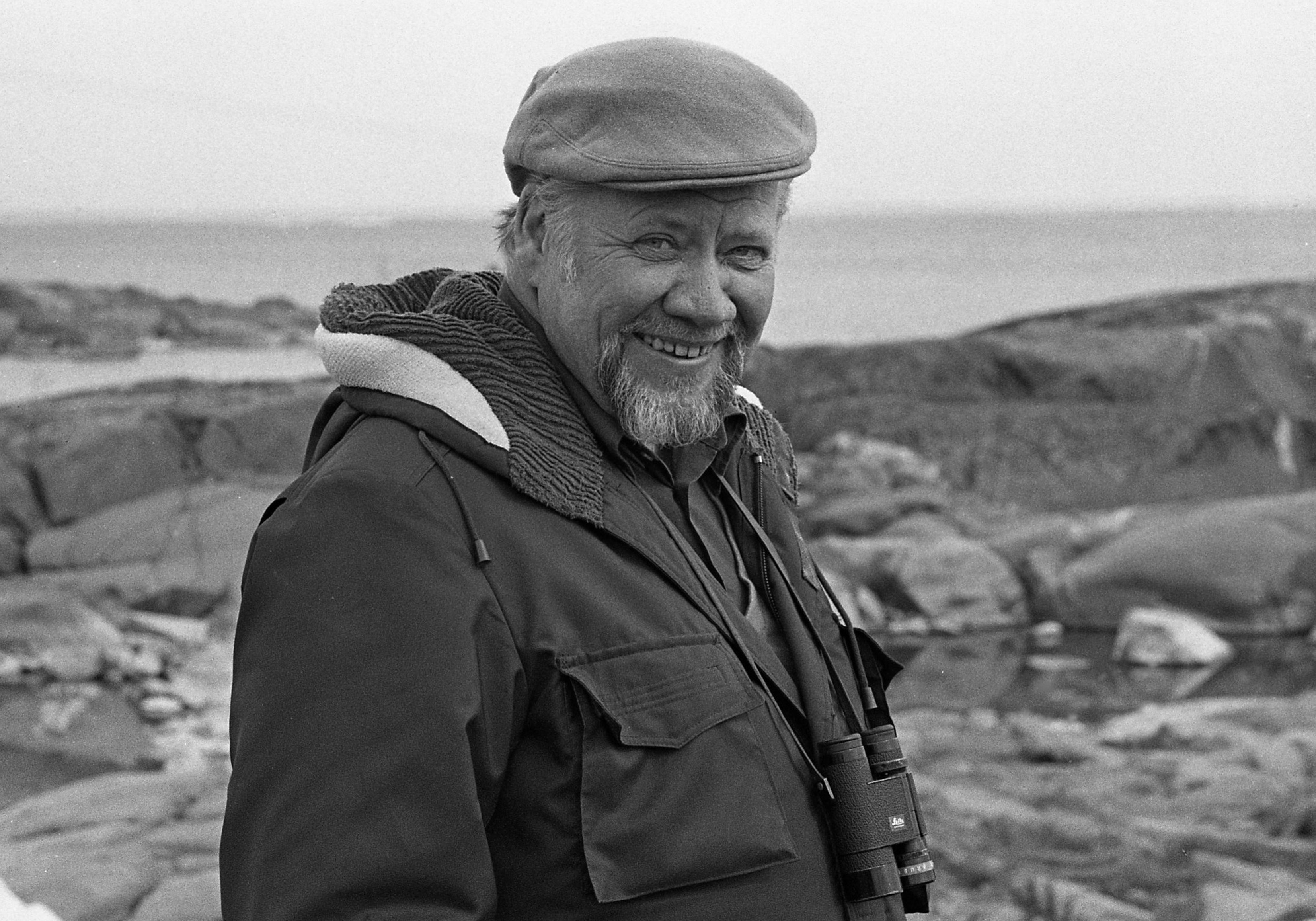 Fotografi med Gunnar Brusewitz stående vid havet.