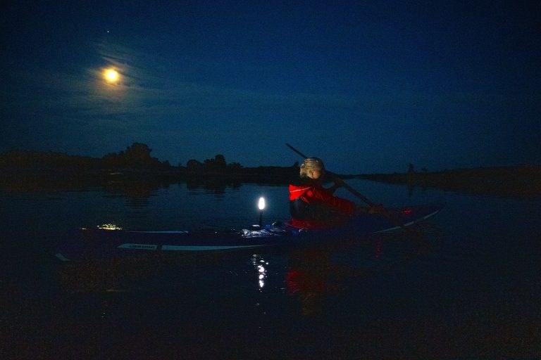 Havskajak på havet på natten