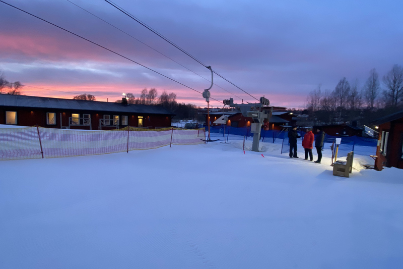 Kvisthamrabacken i kvällsljus