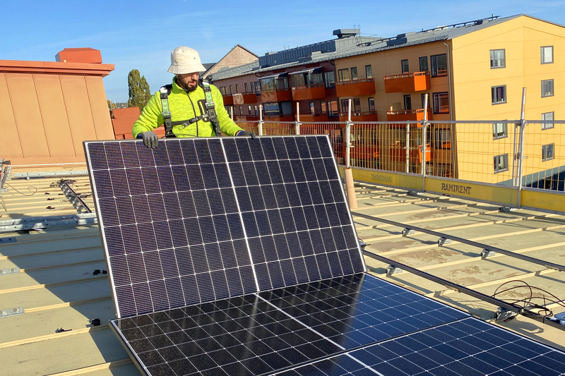 Solceller installeras på kommunhusets tak.