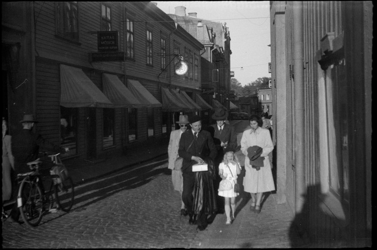 Fotgängare på Hantverkargatan, Norrtälje 1919