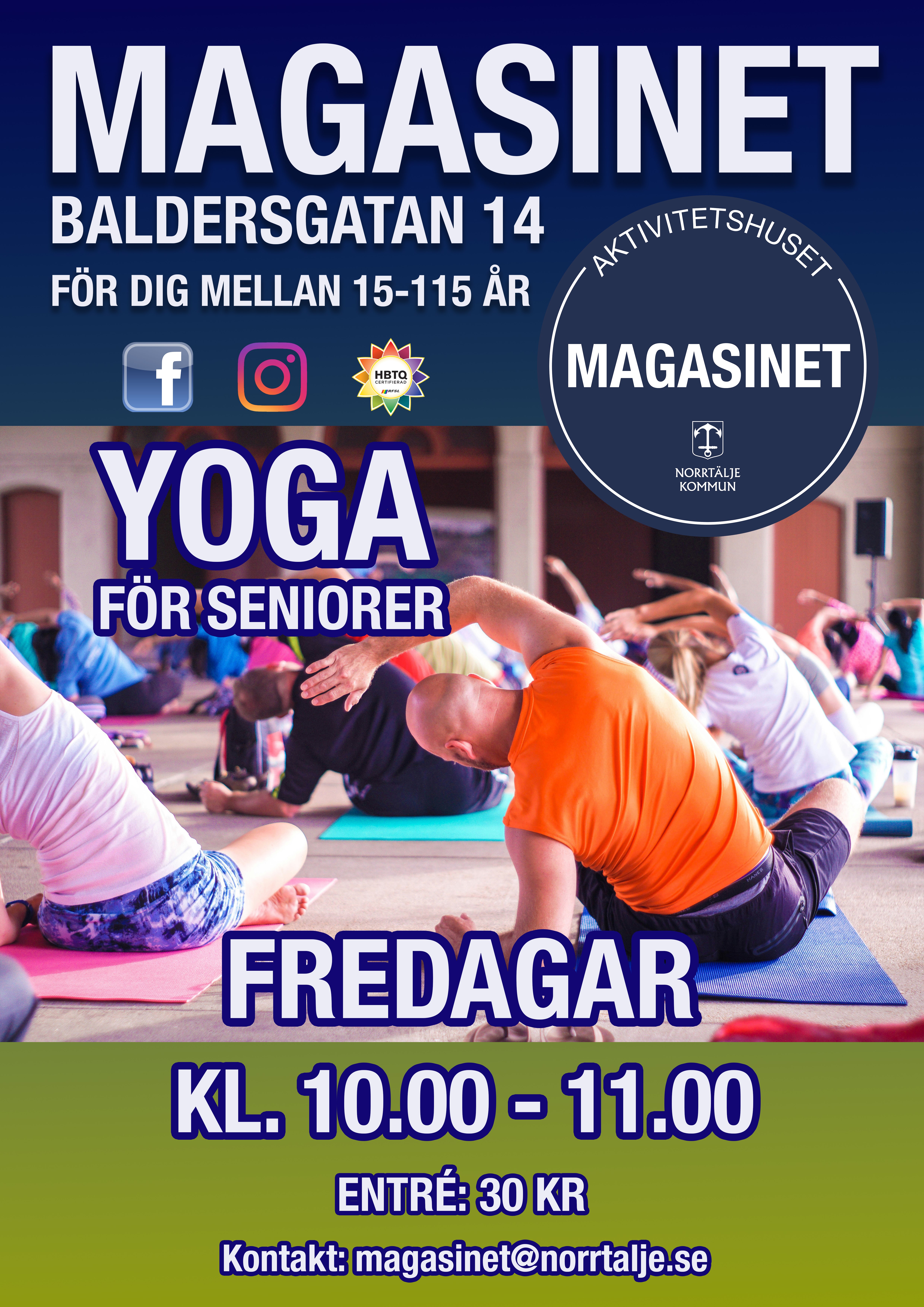 Ett antal sittandes personer på yogamattor som utför yoga.