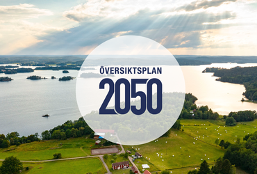 flygbild över landskap och vatten samt en logga med texten Översiktsplan 2050