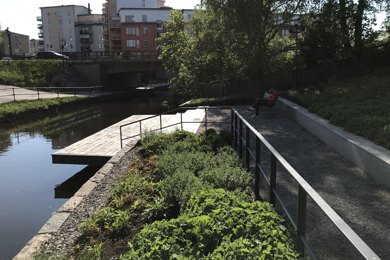 Borrkvarnsplatsen i Norrtälje med bryggdäck och parkbänkar.