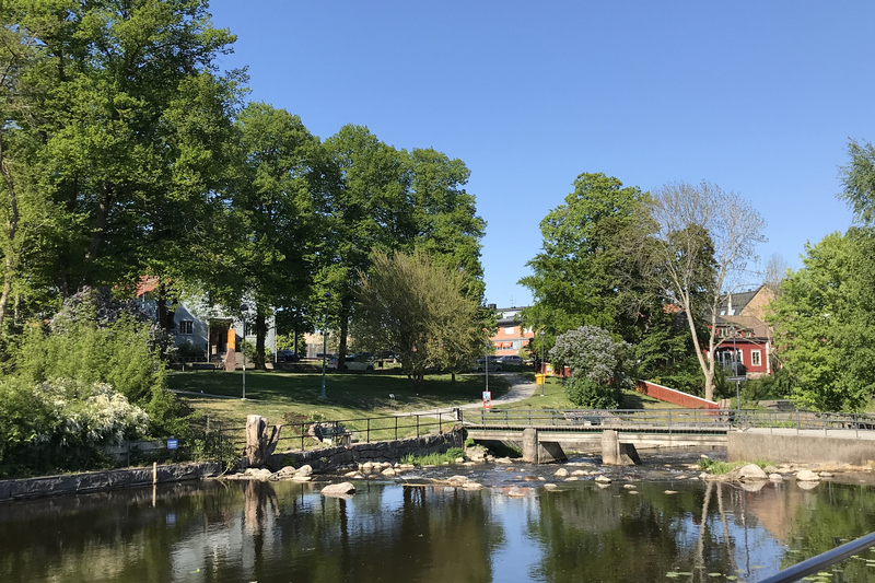 Zetterstenska parken i Norrtälje med parkbänkar och promenadstråk.