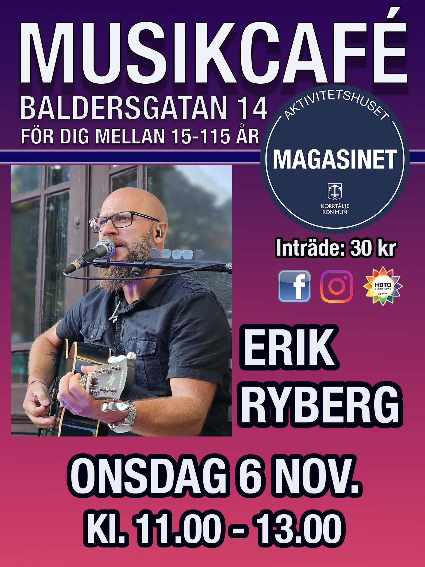 En person som sitter och spelar gitarr och sjunger i en mikrofon.