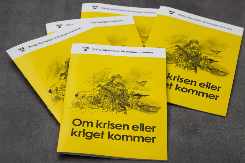 En broschyr med texten "Om krisen eller kriget kommer". På bilden står det även "Viktig information till Sveriges invånare".