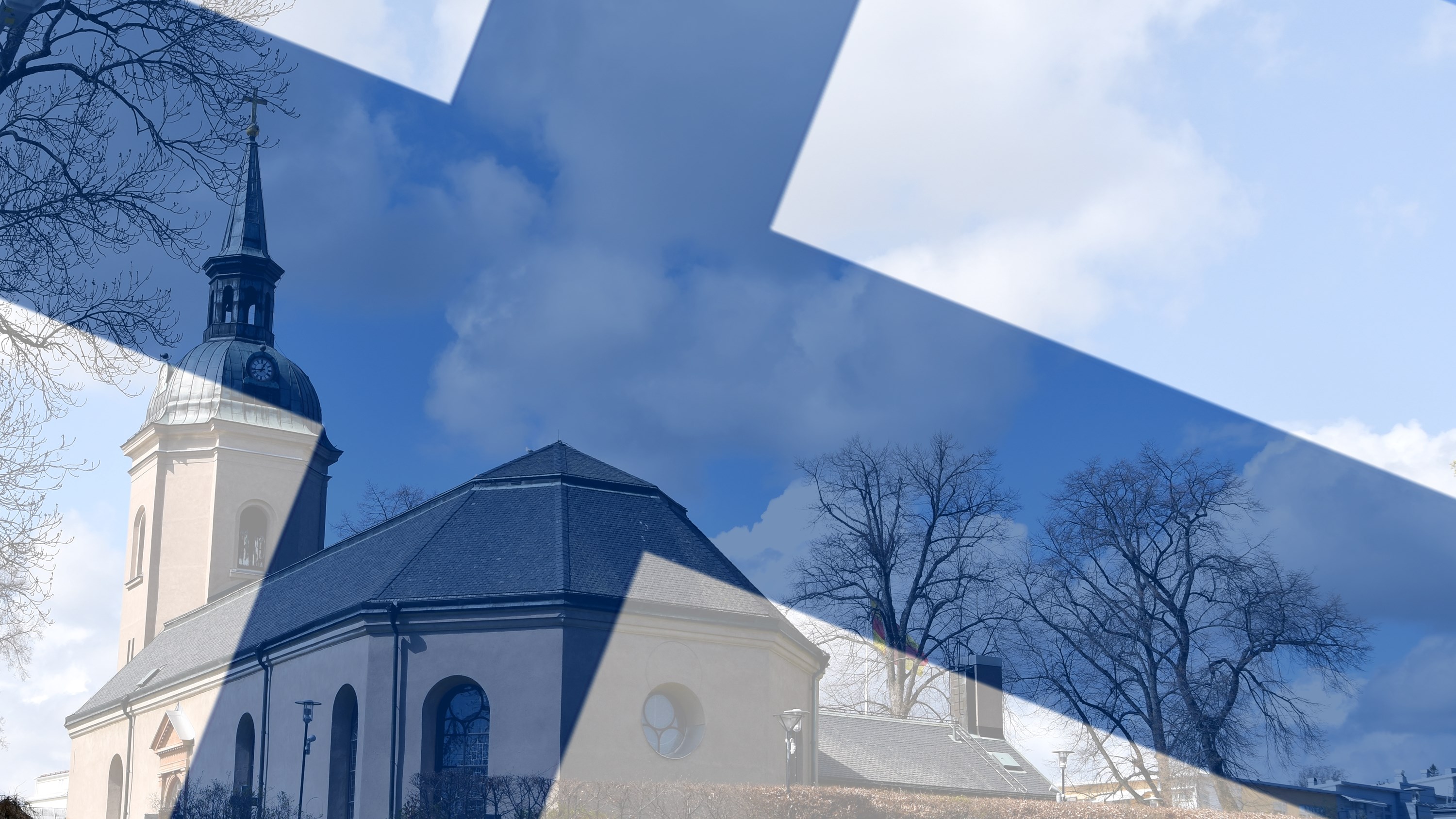 Norrtälje kyrka som syns genom Finlands blåvita flagga