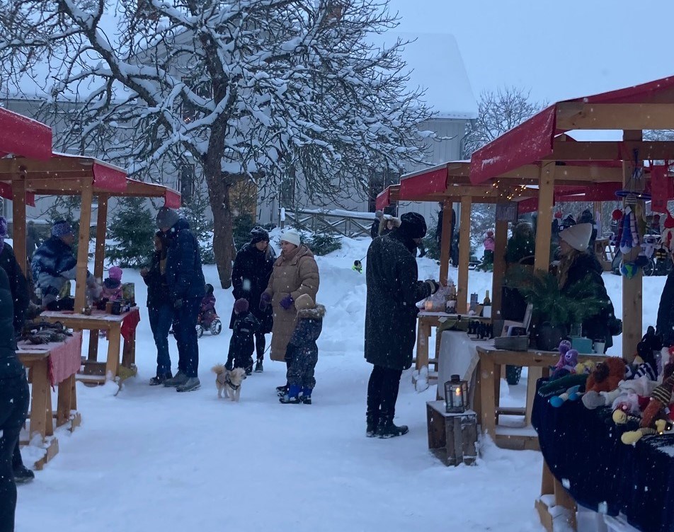 Bild med julmarknad på Färsna gård