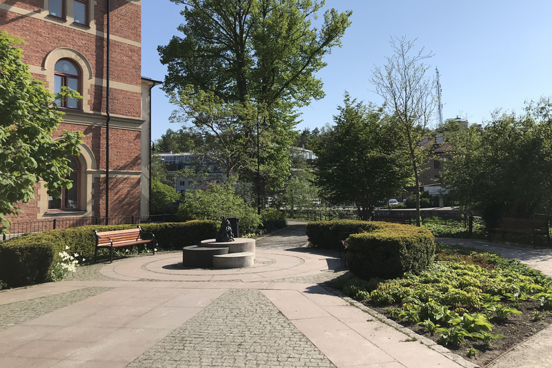 Gustav II Adolfs park med konst och parkbänkar.