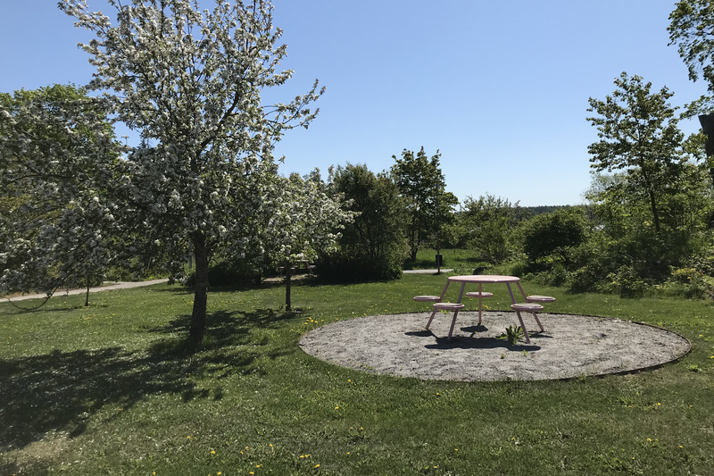 Granästersparken i Norrtälje med bänkbord.