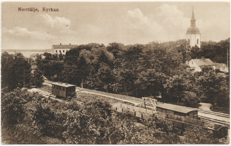 Vy över Norrtälje med kyrkan i bakgrunden och järnvägen i förgrunden, år 1931