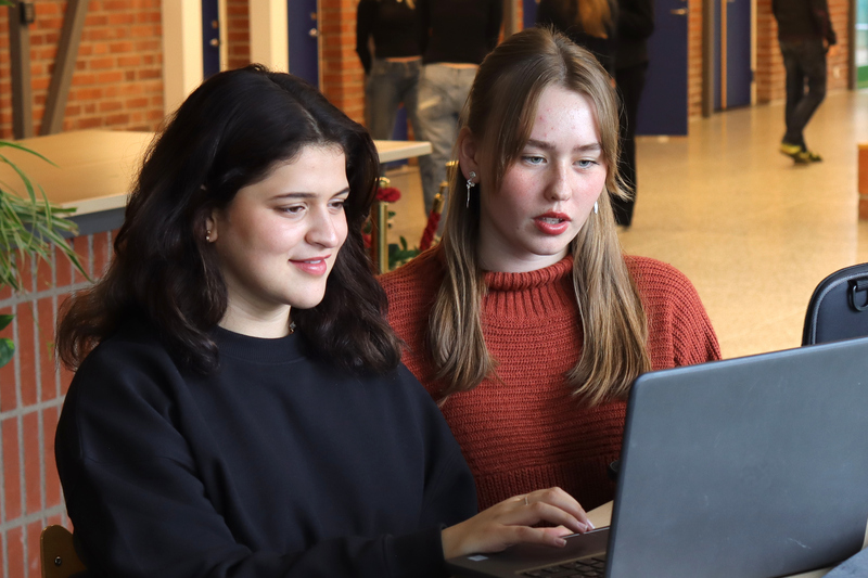 Roden elev hero gymnasiumPersoner på bilden är Edel Molinder och Susanna Alsmadi